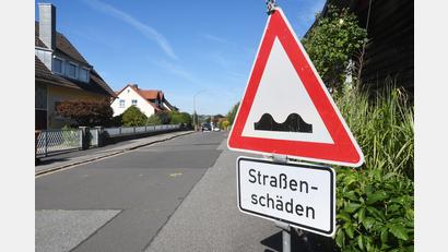 Bild: Gabi Schönberger
Ein Schild weist am Rumpler in Neustadt auf Unebenheiten der Fahrbahn und andere Straßenschäden hin. In die Sanierung eines kurzen Stücks steckt die Stadt über eine halbe Million Euro.