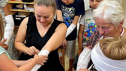 Bild: R. Kreuzer
Die eine hat sich geschnitten, die andere schmerzt ein Bienenstich. Schnell lernen die Ferienkinder bei der Arbeiterwohlfahrt was im Erste-Hilfe-Kurs vorgetragen wird und wenden die richtigen Handgriffe an.