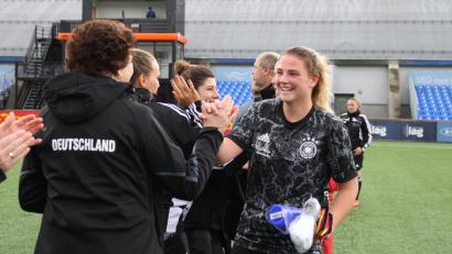 Bild: Bereitschaftspolizei Sulzbach-Rosenberg/exb
Lisa Ebert (rechts) feiert nach dem Gewinn der Europameisterschaft mit ihren Mannschaftskolleginnen. In der Hand hält sie die Auszeichnung als "Spielerin des Spiels", die sie für ihren starken Auftritt im Finale bekommen hat.