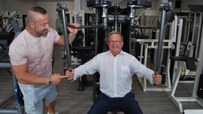 Bild: gsp
Krafttraining unter fachmännischer Anleitung: Bürgermeister Martin Preuß lässt sich von Sportwart Raphael Fuchs (links) einige Übungen zeigen.