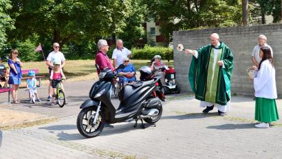 Bild: ads
Die Fahrzeugsegnung in St. Michael gehört zum guten Brauch der Pfarrei, die Pfarrer Berzl alljährlich zu Beginn der Ferienzeit weiterpflegt.