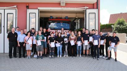 Bild: egl
Ausbilder Marco Götz, Kreisbrandinspektor Armin Daubenmerkl, Kreisbrandmeister Christian Meyer (von links) und Ausbilder Johannes Neidel mit den Teilnehmern.