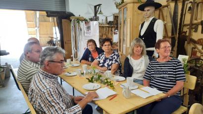 Bild: Landratsamt Tirschenreuth/exb
Die Seniorenbeauftragten des Landkreises schauten sich in der Handwerkerscheune in Matzersreuth um.