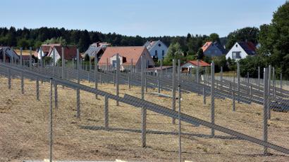 Bild: Stephan Huber
Die Photovoltaik-Anlage am Postweiher bei Speckmannshof wird auf einer Fläche von mehr als sieben Hektar errichtet.