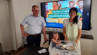 Bild: stg
Vier Gewinner zog die vierjährige Mathilda mit Unterstützung von Bürgermeister Roman Schäffler und Stadtmarketing-Mitarbeiterin Romina Passon-Pühl.