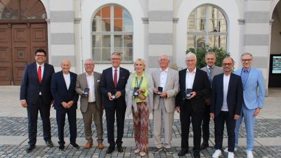 Bild: Sven Lehner/BRK Kreisverband/exb
Ausgezeichnete und Gratulanten beim BRK-Ehrenabend auf einem Bild: (von links) Kreisgeschäftsführer Holger Schedl, Bezirksvorsitzender Hans Rampf, erster stellvertretender Kreisvorsitzender Toni Dutz, Kreisvorsitzender Franz Stahl, zweite stellvertretende Kreisvorsitzende Eva Freifrau von Podewils, ehemaliger Schatzmeister Erwin Steiner, ehemaliger stellvertretender Schatzmeister Theodor Heimerl, Landrat Roland Grillmeier, stellvertretender Landrat Alfred Scheidler und Bürgermeister Bernd Sommer.