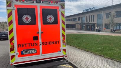 Bild: Bayerisches Rotes Kreuz
Ein Rettungswagen aus Cham vor dem tschechischen Krankenhaus in Domažlice (Taus). Länderbergreifende Rettungseinsätze sind Alltag, jedoch ohne eine gesicherte Finanzierung durch die bayerischen Krankenkassen in Gefahr.