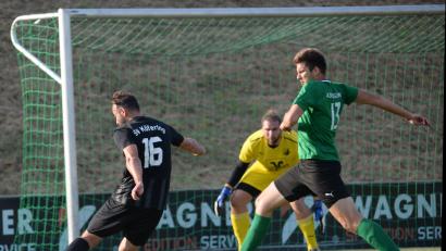 Bild: Andreas Brückmann
Der Köferinger Spielertrainer Dennis Kramer (links) zieht ab, Haselmühls Stephan Nörl (rechts) eilt heran, hinten wartet Torhüter Sebastian Westphal auf den Schuss.
