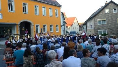Bild: bey
Das Große Vereinsorchester Waidhaus sorgt bei der Serenade in Pleystein am Donnerstagabend für schöne Melodien rund um den Marktplatz.