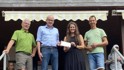 Bild: TC Hahnbach/exb
Bürgermeister Bernhard Lindner übergibt seine Spende der Vorstandschaft des TC Hahnbach. Von links: Vorsitzender Hermann Huber, Bürgermeister Bernhard Lindner, Sportwartin Stefanie Ritter und zweiter Vorsitzender Daniel Münch.
