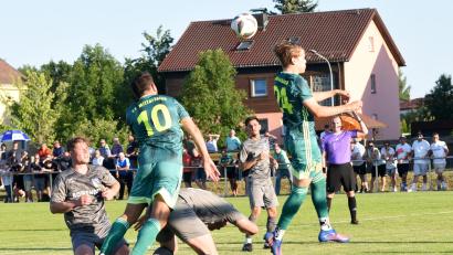 Archivbild: Gebert
Die Kopfballstärke von Frantisek Nedbaly (Nummer 10) wird dem SV Mitterteich am Sonntag in Buckenhofen fehlen. Ein Hexenschuss verhindert den Einsatz des Spielertrainers.