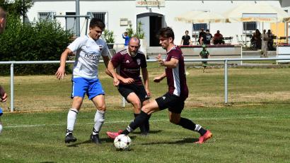 Bild: Dagmar Nachtigall
Moritz Lang und Philipp Ertl (rote Trikots) von der DJK Weiden gingen in der Vorwoche als Sieger aus dem Duell mit dem FC Vorbach (im Bild Nico Lautner) hervor.