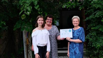 Bild: Atelier/Bendorf/exb
Bei der Spendenübergabe (von links) Hanna Bittenbinder (eine der jungen Künstlerinnen), Karin Borchers vom Kinderpalliativteam und Atelier-Leiterin Mandy Benndorf, die auch Kunst- und Kreativtherapeutin ist.