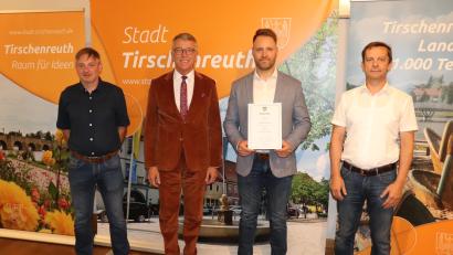 Bild: Stadt Tirschenreuth/exb
Bürgermeister Franz Stahl (Zweiter von links) mit dem Leiter der Hauptverwaltung Markus Bergauer (rechts) und dem Personalratsvorsitzenden Karl Bayreuther (links) bei der Übergabe der Urkunde zum Dienstjubiläum an Manuel Dörfler (Zweiter von rechts).