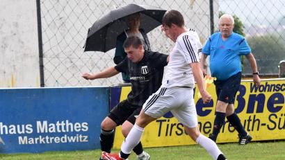 Archivbild: Gebert
Der Konnersreuther Lukas Baumgärtner (links) und Robert Ligus vom ASV Waldsassen kämpfen beim 3:3 im Derby um den Ball. Am dritten Spieltag empfängt Konnersreuth den VfB Arzberg, der ASV reist nach Marktleuthen.