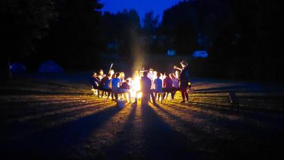 Bild: bey
Bevor noch ein Gewitter kommen sollte, wärmen sich die Pleysteiner Ministranten bei ihrem Zeltlager am Lagerfeuer.