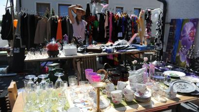 Archivbild: gf
Hier gab's 2019 eher klassisches Flohmarkt-Sortiment wie Kleidung und Hausrat. Aber beim Ursensollener Dorf-Garagen-Flohmarkt darf auch Kurioses den Besitzer wechseln.