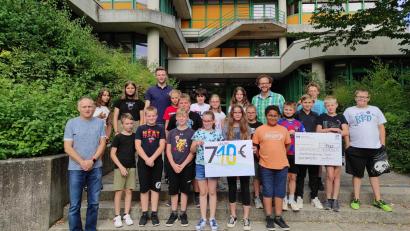 Bild: Krötensee-Mittelschule/exb
710 Euro, die ihr Song "Frieden jetzt!" bis Ende Juli eingespielt hat, reichte die Klasse 5c der Krötensee-Mittelschule weiter an Thomas Matthalm für den Ukraine-Helferkreis Neukirchen.