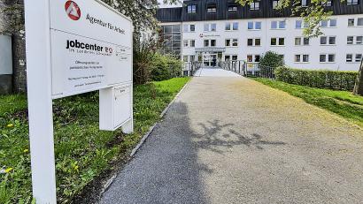 Bild: Hösamer
Die Zahl der Arbeitslosen ist im Juli im Bereich der Geschäftsstelle Schwandorf (Bild) leicht gesunken.