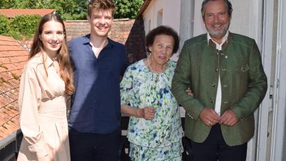 Bild: bnr
Die Glückwünsche der Stadt Nabburg zum 85. Geburtstag von Irmina Lorenz überbrachte Bürgermeister Frank Zeitler. Auch die Enkelkinder Sophia und Sebastian ließen ihre Oma hochleben.