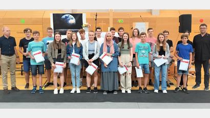 Bild: lg
Sie können jetzt beim Programmieren "Mitreden": Im Bild die Kursteilnehmer der 8. Jahrgangsstufe zusammen mit Schulleiter Ludwig Pfeiffer (links) sowie F.EE-Ausbildungsleiter Thomas Schmid (rechts) bei der Überreichung der Urkunden.