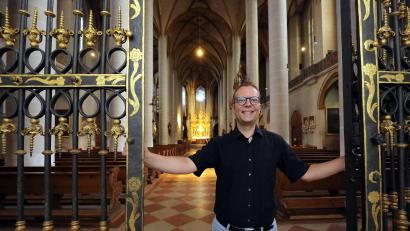 Bild: Wolfgang Steinbacher
In der kühlen Basilika St. Martin lässt es sich aushalten, das findet nicht nur der Amberger Stadtpfarrer Thomas Helm.