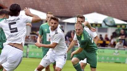 Archivbild: Hubert Ziegler
Der Ammerthaler Raffael Kobrowski (rechts) im Laufduell mit seinem Gegenspieler. Im Heimspiel am Sonntag hat die DJK die U21-Mannschaft des Zweitligisten SSV Jahn Regensburg zu Gast.
