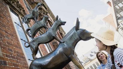 Bild: Christin Klose/dpa
Die Stadtmusikanten sind ein Pflichtstopp für jeden Bremen-Besucher. Von hier aus startet ein neuer Kunstspaziergang, der unbekanntere Seiten der Weserstadt aufzeigt.
