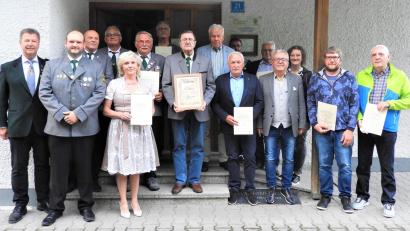 Bild: Andrea Greil/exb
Ehrungen beim Schützenverein Schönhaid: Von links Gauschützenmeister Manfred Zölch, Erster Schützenmeister Florian Greil, Wilfried Ringel, Herbert Gmeiner, Andrea Falk, Georg Bächer, Josef Bauer, Ehrenvorsitzender Franz Prössl, Franz Negratschker, Willibald Meißner, Ralf Strobl, Josef Schneider, Bürgermeister Toni Dutz, Monika Schraml, Benedikt Scholz, Wilhelm Dockter.