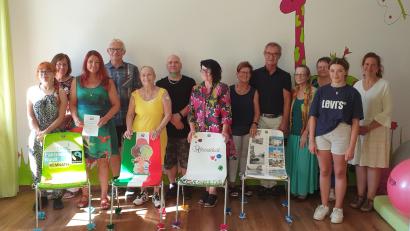 Bild: jzk
Unter dem Motto „Kemnath, lass dich nieder“ hatte Jessika Wöhrl-Neuber (Dritte von links) zur Übergabeaktion von kunstvoll gestalteten Stühlen in das Familienzentrum Mittendrin eingeladen.