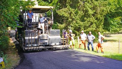 Bild: fvo
Von oberster Stelle begutachten die beiden Rathauschefs Josef Beimler (Waldthurn) und Rainer Rewitzer (Pleystein) den Fortschritt der Teerarbeiten. Mit dabei der Waldthurner Bauhofleiter Max Müller (rechts) und der Pleysteiner Bauamtsleiter Uli Rupprecht.
