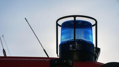Bild: Philipp von Ditfurth/dpa/Symbolbild
Ein Blaulicht auf dem Dach eines Einsatzfahrzeugs der Feuerwehr.