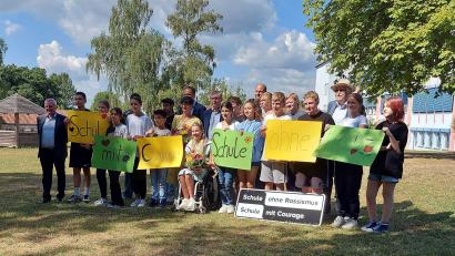 Bild: exb
Rollstuhl-Basketballerin Svenja Mayer (vorne, Mitte) ist die Patin der Dreifaltigleitsmittelschule Amberg.