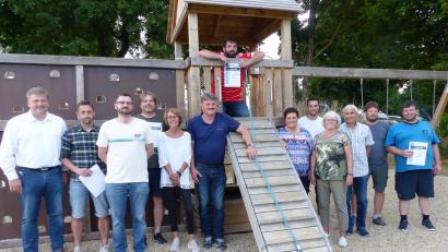 Bild: jp
Die Geehrten des TuS Kastl am Kletterturm des neuen Spielplatzes (von links): Stefan Braun, Daniel Riehl, Andreas Schwarzferber, Norbert Beer, Annemarie Kremser, Norbert Bleisteiner, Manuel Schrödl, Lisa Müller, Andreas Hiller, Gisela Draxler, Hans König, Daniel Fasoldt und Michael Schrödl.