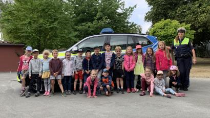 Bild: Kinderhaus St. Elisabeth Wiesau/exb
Polizeihauptmeisterin Ramona Weiß machte die Kinder auf die Gefahren im Straßenverkehr aufmerksam.