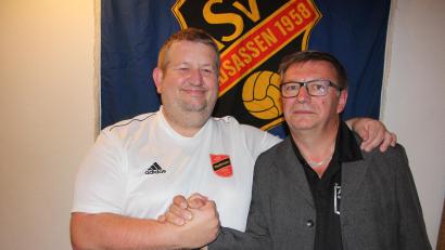 Bild: kro
Jürgen Schneider (links) ist künftig der Namensgeber des Sportgeländes des ASV Waldsassen, dem "Jürgen-Schneider-Waldstadion", rechts ASV-Vorsitzender Günther Heß.
