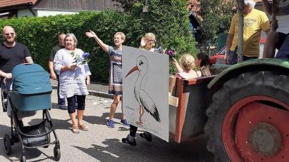 Bild: ubb
10 Jahre "Storchenfest" feierte die Anwohner der Siedlung in Schönkirch. Mit viel Freude und Gaudi zogen die Siedler durch das Dorf.