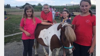 Bild: gz
Das Shetty-Pony "Faromino" ließ die Streicheleinheiten der Kinder gerne über sich ergehen. An dem hinteren Tisch stand dagegen Basteln auf dem Programm.