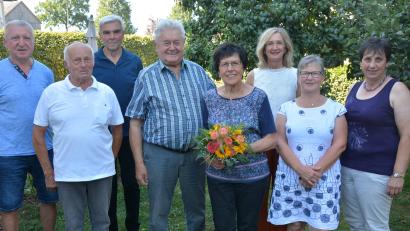 Bild: jr
80. Geburtstag feierte Maria Hamann (Mitte) aus Wondreb. Im Bild: (von links) Hubert Tretter, Werner Reiter und Josef Haberkorn (alle Männergesangverein Wondreb), Erhard und Maria Hamann sowie (von rechts) Caroline Gradl, Elisabeth Zölch und Herta Zölch vom Frauenbund.