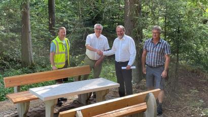 Bild: Marko Pammer/exb
Pfreimds Bauhofleiter Uwe Groß, Pfreimds Bürgermeister Richard Tischler, Nabburgs Bürgermeister Frank Zeitler und Nabburgs Bauhofchef Rudi Scharf (von li) freuen sich über die gelungene interkommunale Zusammenarbeit.