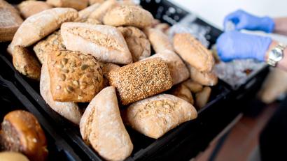 Symbolbild: Hauke-Christian Dittrich
Im Falle einer Gasrationierung könnte es sein, dass nicht alle Semmelarten oder Plundergebäcke ins Angebot kämen, warnt das bayerische Handwerk.