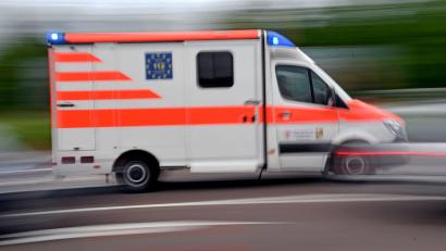 Symbolbild: Hendrik Schmidt/dpa-Zentralbild/ZB/Symbolbild
Ein Krankenwagen fährt mit Blaulicht auf einer Straße.
