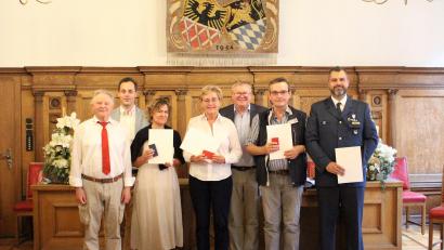 Bild: Dagmar Williamson
Gerd Geismann und Sebastian Schaller (von links) bedankten sich bei (weiter von links) Eva Wamser, Elisabeth Koschischek, Norbert Schwab und Andreas Hiltl. Im Namen des Freistaats überreichte Oberbürgermeister Michael Cerny (Dritter von rechts) die Ehrenzeichen.