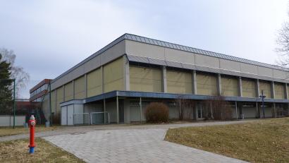 Archivbild: as
Die Dreifachsporthalle wurde 1976 dem neu gebauten Stiftland-Gymnasium angegliedert. Der Stadtrat Tirschenreuth stimmte nun dem Bauantrag zur Sanierung und Erweiterung zu.