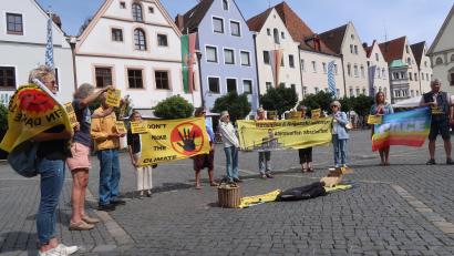 Bild: Kunz
Die Bürgerinitiative gegen atomare Anlagen erinnert am Oberen Markt an die Atzombombenabwürfe in Hiroshima und Nagasaki.