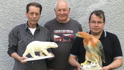 Bild: u
Der Festspielverein plant ab Oktober eine Sonderausstellung „Figuren“, insbesondere Tierfiguren aus der Hirschauer Steingutproduktion. Die Bevölkerung ist aufgerufen, solche Figuren als Leihgaben zur Verfügung zu stellen. Von links: Sammler Carlo Herpich, Ausstellungsinitiator Hans Drexler und Experte Pfarrer Klaus Haußmann.
