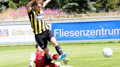 Bild: heh
Der TSV Konnersreuth ging im Derby gegen den VfB Arzberg mit 0:5 unter. Hier klärt Tobias Rosner (rotes Trikot) gegen den Arzberger Hannes Zeitler.