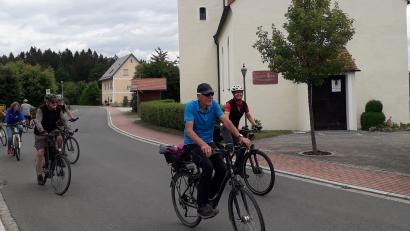 Bild: Roland Klein/exb
Sport und Glaube verband die Radtour auf dem Simultankirchenradweg. Kräftig in die Pedale traten auch Walter Schraml (vorne), zuständig für Route 2 des Simultankirchenradwegs, und Gerda Stollner (dahinter), Organisatorin der Radtour und zuständig für die Route 1. Im Hintergrund ist die Martin-Luther-Kirche in Poppberg zu sehen.