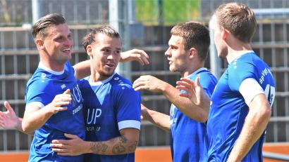 Bild: ssl
Die SpVgg SV Weiden freut sich über einen klaren Sieg: (von links), Josef Rodler, Schütze zum 1:0, der dreifache Torschütze David Bezdicka, Martin Ruda und Sven Kopp.