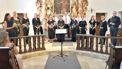 Bild: dir
Cantico in der Spitalkirche mit Dirigentin Edeltraud Appl ( Zweite von rechts), Organist Steffen Kordmann (rechts) und Andrea Zedler (links).